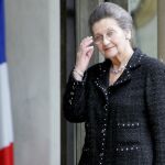 Fotografía de archivo fechada el 29 de abril de 2009 que muestra a Simone Veil, la primera mujer que fue elegida presidenta del Parlamento Europeo y considerada una figura del feminismo tras legalizar el aborto en Francia.