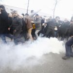 La Policía carga contra empleados y simpatizantes del diario Zaman.