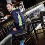 Alejandro Valverde toma un café durante la concentración que está realizando todo el equipo en un hotel de Pamplona.