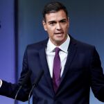 El presidente del gobierno Pedro Sánchez, en el acto de ayer en el que propuso reformar la Constitución. EFE/Emilio Naranjo