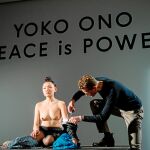 Un momento de la «performance» titulada «Cut Piece» que forma parte de la muestra de Ono / Efe