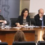 La vicepresidenta del Gobierno, Soraya Sáenz de Santamaría, acompañada por los ministros de Economía y Competitividad y de Hacienda, Luis de Guindos y Cristóbal Montoro