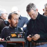 Pablo Echenique conversa con Jose Julio Rodriguez durante la primera reunión del Consejo Ciudadano Estatal elegido en la II Asamblea Ciudadana de Podemos.
