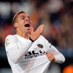 El delantero "ché"Rodrigo tras marcar el tercer gol de su equipo en la vuelta de la Copa del Rey ante el Getafe