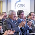 El presidente de la CES, Miguel Rus, entre Francisco Herrero y Javier González de Lara en la sede de Cajas Rural