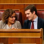 El presidente del Partido Popular, Pablo Casado, conversa con la portavoz del partido en el Congreso Dolors Montserrat / Efe