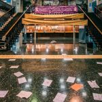 La entrada de la Facultad de Filosfía y Ciencias de la Educación, en Blasco Ibáñez, se ha llenado de pancartas, carteles y mensajes de denuncia contra el caso de «agresiones verbales» (KIKE TABERNER)