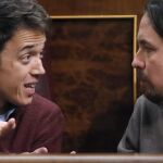 Pabo Iglesias e Íñigo Errejón durante el pleno del Congreso de los Diputados.