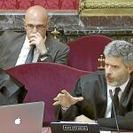 Los abogados Javier Melero (izda.) y Andreu Van den Eynde y, detrás, el ex conseller Raül Romeva y el ex vicepresidente de la Generalitat Oriol Junqueras, durante la sesión de ayer