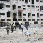 Soldados gubernamentales patrullando por los barrios de Al Layramoun y Bani Zein (Alepo)