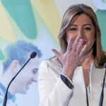 Susana Díaz, ayer utiliza el lenguaje de signos en un acto de la ONCE celebrado en Sevilla