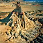 Roca calcárea del Cabezo de Castildetierra, en las Bardenas Reales (Navarra), donde se distinguen los efectos de la erosión. Las rocas calizas se formaron en el sistema de lagos que ocupaban la cuenca