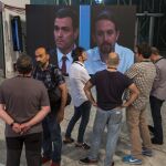 Sánchez e Iglesias, en pantalla, durante un debate para las pasadas elecciones