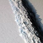 Una gigantesca grieta en la superficie helada de la Antártida, en una imagen tomada por la NASA el pasado mes de enero