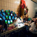 Un hombre con 22 smartphones para capturar Pokemons / Efe