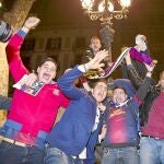 La afición barcelonista celebró anoche el triunfo en Canaletas