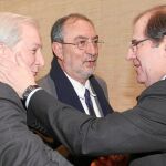 Juan Vicente Herrera saluda a Antonio Méndez Pozo, en presencia de Jesús Quijano