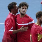 Sergi Bruguera consuela a Marcel Granollers y Feliciano López tras caer en el partido de dobles ante los franceses Julien Benneteau y Nicolas Mahut. EFE/EPA/YOAN VALAT