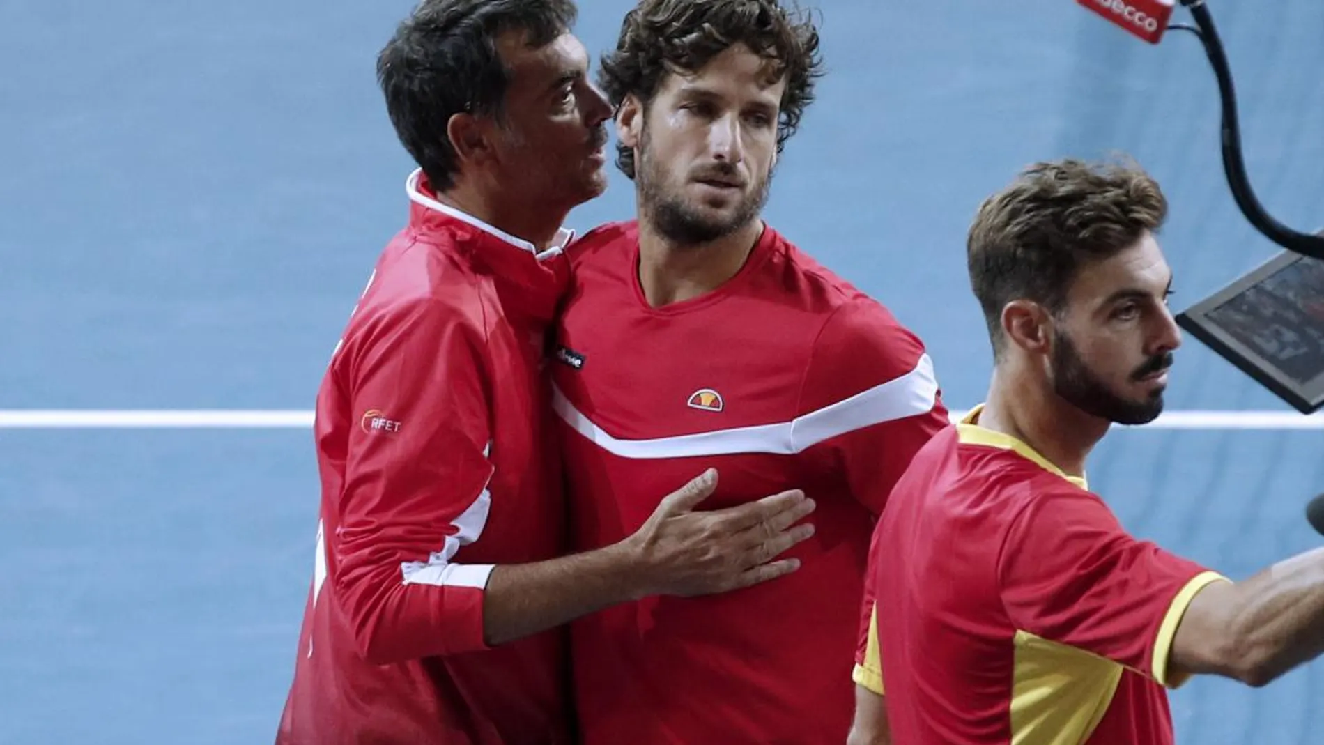 Sergi Bruguera consuela a Marcel Granollers y Feliciano López tras caer en el partido de dobles ante los franceses Julien Benneteau y Nicolas Mahut. EFE/EPA/YOAN VALAT