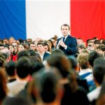 El presidente francés, Emmanuel Macron, se reunió ayer con un centenar de jóvenes en Etang-sur-Arroux (Bretaña) como parte de sus debates con la nación / Efe