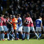 Los jugadores del Aston Villa y Birmingham City, junto a las fuerzas de seguridad, atrapan al aficionado que agredió al jugador del Aston Villa Jack Grealish