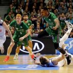 El escolta estadounidense de Unicaja Jamar Smith salta sobre el base esloveno Luka Doncic , del Real Madrid