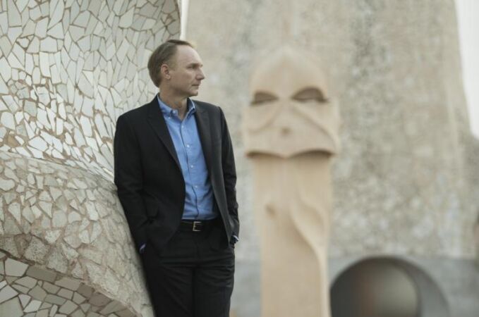 Dan Brown posa en este edificio de Barcelona, uno de los lugares donde se desarrolla la trama de «Origen»