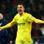 Un jugador del Villarreal celebra el triunfo de su equipo / REUTERS