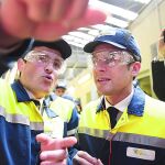 El candidato Emmanuel Macron, ataviado con mono y gorra de trabajo, visita una fábrica de cristal en Albi