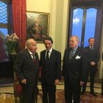 El presidentede FAES y expresidente del Gobierno, José María Aznar, junto al embajador de España en Roma, Javier Elorza, durante el acto de entrega del premio FAES de la Libertad al profesor italiano Giovanni Sartori
