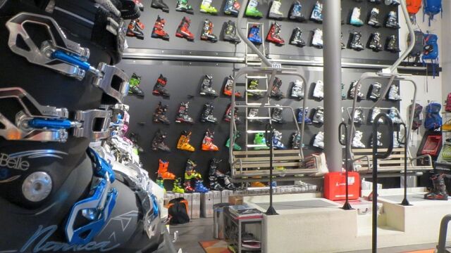Espectacular mural de botas, siendo uno de sus fuertes la personalización y adaptación de las mismas