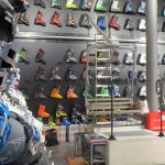 Espectacular mural de botas, siendo uno de sus fuertes la personalización y adaptación de las mismas