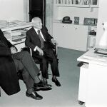 El presidente de la Generalitat Josep Tarradellas acompaña a Joan Miró en la Maeght