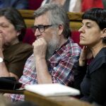 Los diputados de la CUP, Anna Gabriel y Joan Garriga, en el Parlament