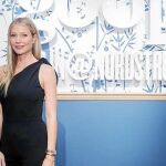 Paltrow lanzó Goop en 2008 y desde entonces se ha convertido en una gurú de belleza y estilo de vida. A la derecha, las pegatinas de Body Vibes