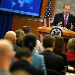 El portavoz del Departamento de Estado, Mark Toner, anuncia la convocatoria de la reunión