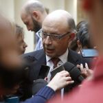 El ministro de Hacienda, Cristóbal Montoro, atiende a los medios.