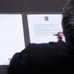 Carles Puigdemont firma el documento que ayer preparó el Govern declarando la República catalana