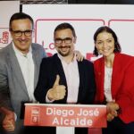 El candidato del PSRM a la alcaldía de Lorca, Diego José Mateos, en el centro, flanqueado por la ministra Reyes Maroto (d) y el delegado del Gobierno, Diego Conesa (i). LA RAZÓN