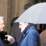 Rajoy, ayer, con el embajador inglés en España, durante un minuto de silencio en Moncloa por el atentado de Londres