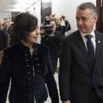 Íñigo Urkullu acompañado por su mujer, Lucía Arieta-Araunabeña (i), a su llegada al Parlamento Vasco donde hoy ha sido reelegido lehendakari