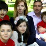 Los seis miembros de la familia tienen los ojos azules