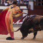 Pase por la espalda de Roca Rey, en una de sus actuaciones el pasado San Isidro