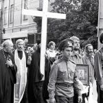 Desfile con sacerdotes ortodoxos y miembros del Ejército