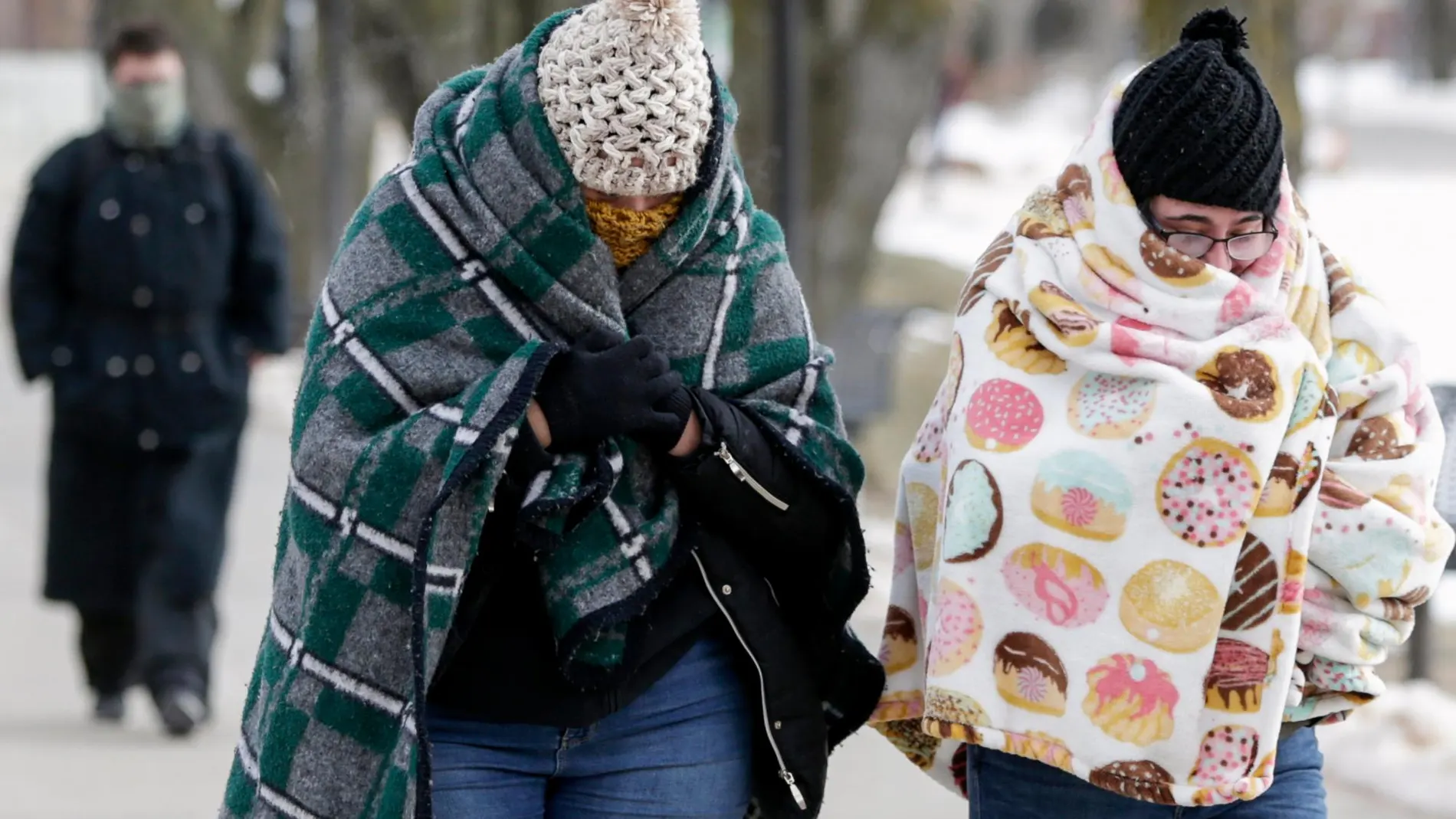 Los estadounidense tratan de sobrevivir a la ola de frío polar que azota estos días el medio-oeste de EE UU / Ap