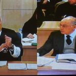 Fotografía del monitor de la sala de prensa de la sede de la Audiencia Nacional en San Fernando de Henares, con la declaración del expresidente de Bankia Rodrigo Rato (d) que responde este lunes de nuevo a Anticorrupción en el juicio por la salida a bolsa de la entidad.