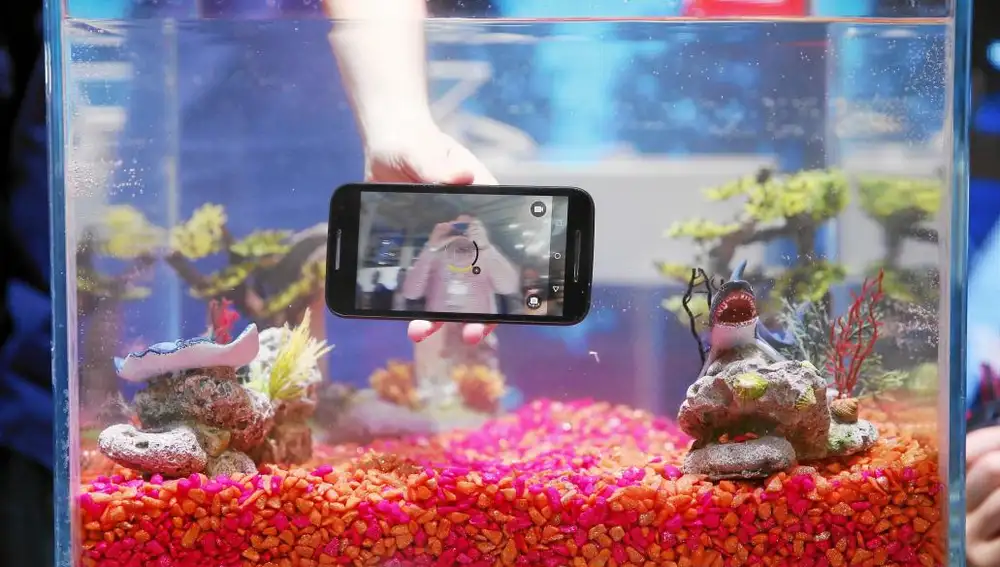 El teléfono sumergible Moto G, que se presentó durante el Mobile World Congress (MWC) en Barcelona