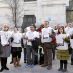 Una veintena de miembros de la Plataforma Antidesahucios se concentró ayer frente al Ayuntamiento para pedir explicaciones a la alcaldesa sobre la Oficina de Intermediación Hipotecaria