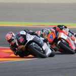 El piloto francés Johann Zarco (i) durante la sesión de entrenamientos oficiales de Moto2