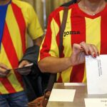 Algunos votantes no dudaron en hacer «propaganda» de las candidaturas independentistas cuando ejercitaban su derecho